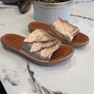 FITFLOP SOLA Feather Metallic-Leather Slides